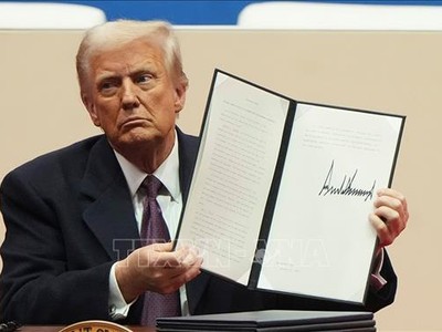 Tổng thống Donald Trump ký một sắc lệnh hành pháp sau lễ tuyên thệ nhậm chức tại Washington, ngày 20/1/2025. Ảnh: AP/TTXVN