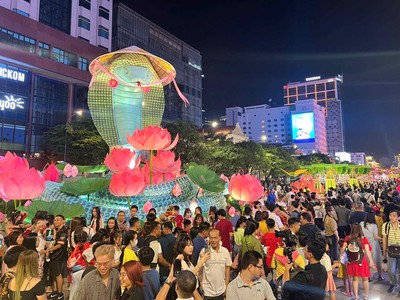 TP.HCM: Đông đảo người dân và du khách thưởng ngoạn đường hoa Nguyễn Huệ Tết Ất Tỵ 2025 