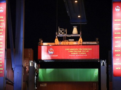 Container đầu tiên thông qua cảng Cát Lái trong đêm Giao thừa Tết Ất Tỵ 2025