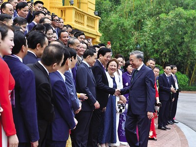Công cuộc cải cách thể chế đang mở ra không gian phát triển mới cho mọi người dân, doanh nghiệp. Trong ảnh: Tổng Bí thư Tô Lâm gặp Đoàn đại biểu doanh nhân tiêu biểu nhân kỷ niệm 20 năm Ngày Doanh nhân Việt Nam 
