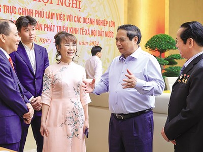 Các doanh nghiệp, doanh nhân và chuyên gia kinh tế đang rất chờ đợi sáng kiến cải cách từ bộ máy mới của Chính phủ. Trong ảnh: Thủ tướng Phạm Minh Chính trao đổi với các doanh nhân bên lề Hội nghị Thường trực Chính phủ làm việc với các doanh nghiệp lớn (năm 2024). Ảnh: N.Bắc 