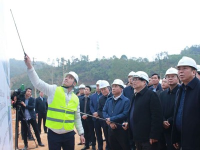 Lãnh đạo doanh nghiệp dự án báo cáo Thủ tướng tiến độ 2 dự án cao tốc trên địa bàn Cao Bằng và Lạng Sơn. 