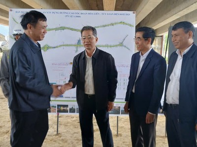 Bí thư Đà Nẵng thăm hỏi, động viên các đơn vị thi công dự án cao tốc Hoà Liên - Tuý Loan trong ngày đầu năm mới.