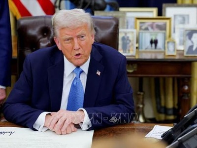 Tổng thống Mỹ Donald Trump ký một sắc lệnh tại Nhà Trắng ở Washington ngày 31/1/2025. Ảnh: REUTERS/TTXVN