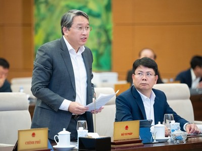 Bộ trưởng Bộ Tư pháp Nguyễn Hải Ninh trình bày tờ trình dự án luật.