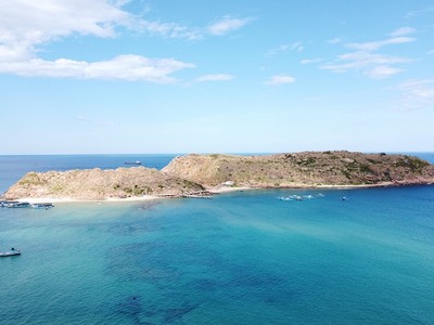 Địa điểm thực hiện Dự án Điểm du lịch Hòn Khô (đảo Hòn Khô) là một trong các điểm du lịch nổi tiếng tại xã Nhơn Hải, TP. Quy Nhơn.