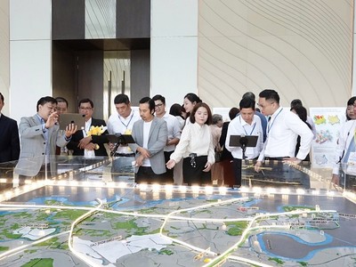 Các nhà đầu tư xem sa bàn Đồ án quy hoạch chung TP. Thủ Đức, TP.HCM - Ảnh: Lê Minh