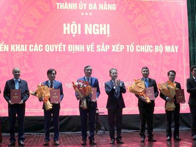 Bí thư Đà Nẵng Nguyễn Văn Quảng trao quyết định thành lập Đảng bộ UBND Thành phố.