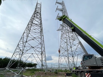 Thi công dựng cột vị trí 253 đường dây 500 kV Đức Hòa – Chơn Thành đoạn qua địa phận tỉnh Bình Dương