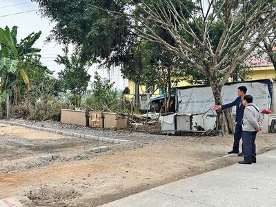 Nhà đầu tư xuống tiền mua đất ngay trong những ngày đầu năm. Ảnh: Trương Thanh