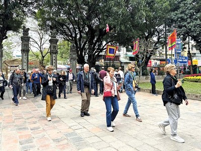 Du khách cả trong và ngoài nước tăng cao trong dịp Tết Nguyên đán Ất Tỵ