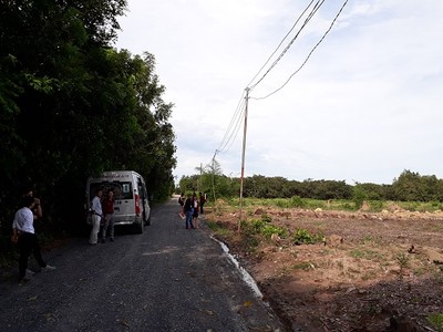 Môi giới Công ty địa ốc Alibaba dẫn nhà đầu tư đi xem đất ở tỉnh Đồng Nai. (Ảnh: Việt Dũng)