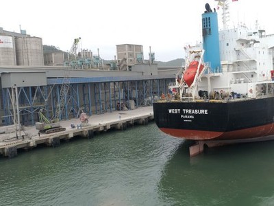 Xuất khẩu xi măng, clinker gặp khó do giá giảm mạnh, nhiều thị trường tăng áp dụng rào cản thương mại với xi măng Việt Nam. 