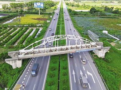 Một cầu đường sắt trên tuyến đường sắt Yên Viên - Phả Lại - Hạ Long - Cái Lân thi công dở dang từ năm 2012