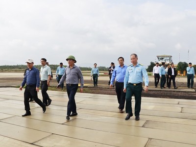 Chủ tịch UBND tỉnh Bình Định Phạm Anh Tuấn (đội mũ cối) kiểm tra thực địa Dự án Nâng cấp, mở rộng Cảng hàng không Phù Cát.
