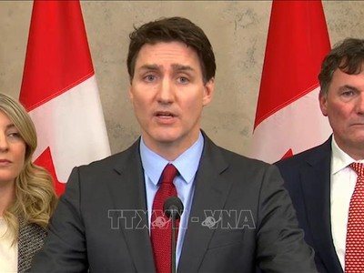 Thủ tướng Canada Justin Trudeau (giữa) trong cuộc họp báo về vấn đề thuế quan với Mỹ tại Ottawa, ngày 1/2/2025. Ảnh: THX/TTXVN