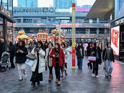 Bên ngoài một trung tâm mua sắm tại thủ đô Bắc Kinh, Trung Quốc. Ảnh: AFP 