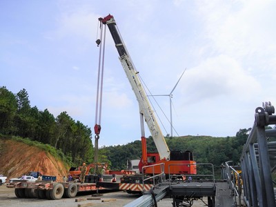 Quá trình triển khai một dự án điện gió trên địa bàn tỉnh Quảng Trị. Ảnh: Tiến Nhất