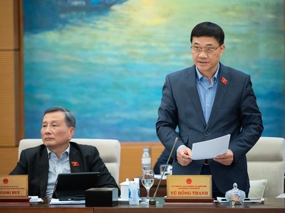 Chủ nhiệm Ủy ban Kinh tế Vũ Hồng Thanh trình bày báo cáo thẩm tra.