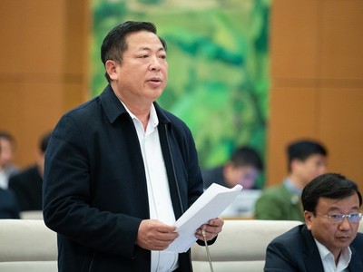  Bộ trưởng Bộ Giao thông Vận tải Trần Hồng Minh trình bày tờ trình.