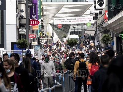 Người dân di chuyển tại một khu phố mua sắm ở Brussels, Bỉ. Ảnh tư liệu: AFP/TTXVN