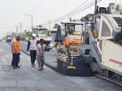Thi công thảm mặt cầu Dự án cầu Rạch Miễu 2 (phía bờ Tiền Giang). Ảnh: Baodongkhoi online