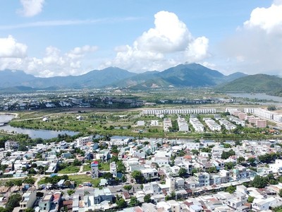 UBND thành phố Đà Nẵng đề xuất chính sách hỗ trợ là ưu tiên bố trí quỹ đất Thành phố đang quản lý, phù hợp với quy hoạch sử dụng đất cấp huyện hoặc quy hoạch xây dựng, quy hoạch đô thị và phù hợp với chương trình, kế hoạch phát triển nhà ở Thành phố để thực hiện thủ tục kêu gọi đầu tư nhà ở xã hội. Ảnh: Linh Đan 