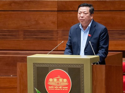 Bộ trưởng Bộ Giao thông Vận tải Trần Hồng Minh trình bày tờ trình dự thảo nghị quyết. 