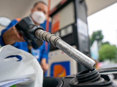 Giá xăng dầu cùng tăng từ 20-400 đồng mỗi lít, kg từ hôm nay, 13/2.