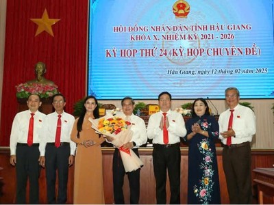 Bí thư Tỉnh ủy Hậu Giang Đồng Văn Thanh (giữa) được bầu giữ chức Chủ tịch HĐND tỉnh Hậu Giang nhiệm kỳ 2021-2026