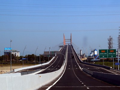 Cầu Bạch Đằng. (Ảnh: Huy Hùng/TTXVN)