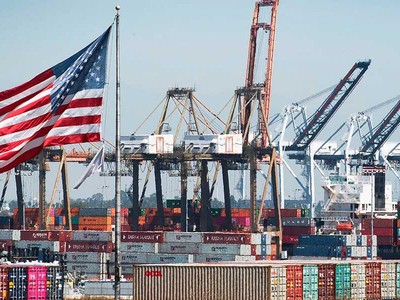 Các container vận chuyển từ Trung Quốc được dỡ xuống tại cảng Los Angeles (Mỹ)