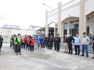 Các đối tượng bị lực lượng chức năng tạm giữ. Ảnh: CAHT