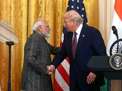 Tổng thống Mỹ Donald Trump bắt tay Thủ tướng Ấn Độ Narendra Modi trong cuộc họp báo chung tại Nhà Trắng ngày 13/2/2025. Ảnh: AFP 