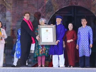 Các đại biểu Trung ương và Hà Nội chứng kiến Chủ tịch Hội đồng Thủ công Thế giới trao chứng nhận 2 làng nghề "Gồm sứ Bát Tràng" và "Dệt lụa Vạn Phúc" là thành viên của Mạng lưới các Thành phố thủ công sáng tạo Thế giới. 