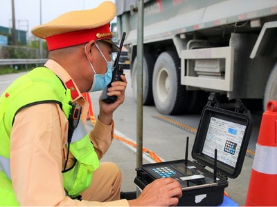 Lực lượng Cảnh sát giao thông đang phối hợp, tiếp nhận hoạt động sát hạch, cấp đổi giấy phép lái xe từ Bộ Giao thông - Vận tải. Ảnh minh họa