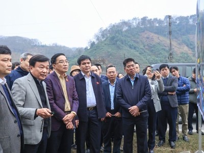 Thứ trưởng Nguyễn Danh Huy (người thứ hai từ bên trái) trong khảo sát thực tế tại các địa phương để phục vụ công tác báo cáo thẩm tra Dự án đầu tư xây dựng tuyến đường sắt Lào Cai - Hà Nội - Hải Phòng. 