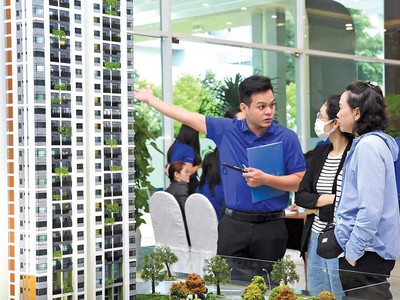 Thị trường bất động sản sôi động ngay sau Tết Nguyên đán Ất Tỵ. Trong ảnh: Nhà đầu tư đi xem dự án tại Bình Dương. Ảnh: Hải Phong 