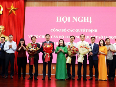 Bà Cao Thị Hòa An, Phó bí thư Thường trực Tỉnh ủy, Chủ tịch HĐND tỉnh Phú Yên trao quyết định, tặng hoa chúc mừng Đảng bộ UBND tỉnh. Ảnh: Mỹ Luận.