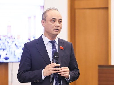 Phó chủ nhiệm Uỷ ban Khoa học, Công nghệ và Môi trường Nguyễn Phương Tuấn trả lời tại cuộc họp báo. 