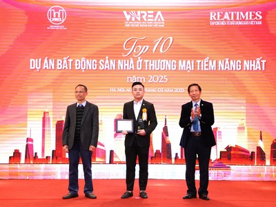 Đại diện chủ đầu tư nhận giải thưởng “Top 10 Dự án bất động sản nhà ở thương mại tiềm năng nhất năm 2025” cho tổ hợp căn hộ cao cấp Newtown Diamond