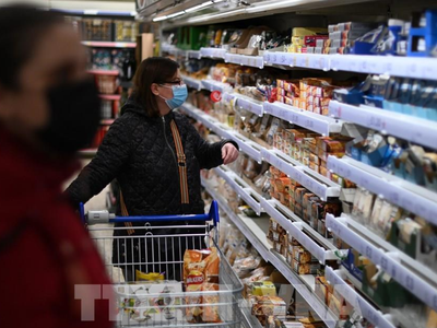 Khách chọn mua hàng tại một siêu thị ở London, Anh. (Ảnh: AFP/TTXVN)