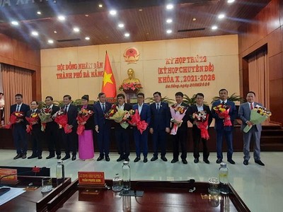 Bí thư Thành ủy Đà Nẵng Nguyễn Văn Quảng (trái) và ông Ngô Xuân Thắng, Chủ tịch HĐND thành phố Đà Nẵng tặng hoa chúc mừng ông Đoàn Ngọc Hùng Anh được bầu giữ chức Phó chủ tịch HĐND thành phố nhiệm kỳ 2021 - 2026. Ảnh: Linh Đan