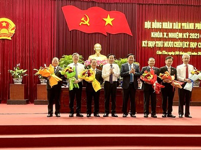 Ông Trần Quốc Vũ (bìa trái) được bầu giữ chức Phó chủ tịch HĐND TP. Cần Thơ nhiệm kỳ 2021-2026