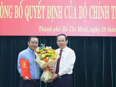 Bí thư Thành ủy TP.HCM Nguyễn Văn Nên trao Quyết định và tặng hoa chúc mừng ông Nguyễn Văn Được