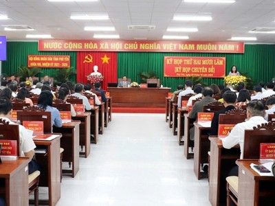 Đại biểu HĐND tỉnh Phú Yên biểu quyết thông qua 7 nghị quyết. Ảnh: Mỹ Luận. 