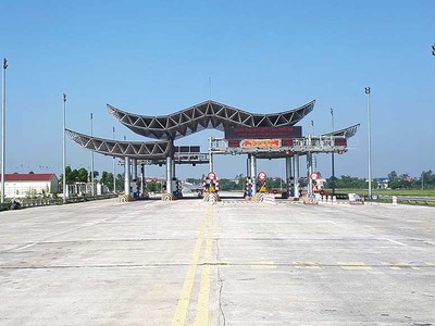 Bộ Giao thông - Vận tải sẽ trình cấp có thẩm quyền Đề án tháo gỡ khó khăn vướng mắc tại một số dự án BOT giao thông. Trong ảnh: Trạm thu phí BOT cầu Thái Hà 