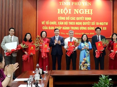 Lãnh đạo tỉnh Phú Yên trao quyết định, tặng hoa chúc mừng các đồng chí được Ban Thường vụ Tỉnh ủy điều động, phân công nhiệm vụ mới. Ảnh: Mỹ Luận. 