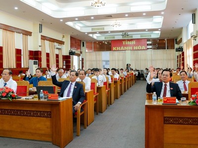 Đại biểu HĐND tỉnh Khánh Hòa biểu quyết thông qua các Nghị quyết. Ảnh: Phương Anh/HĐND tỉnh Khánh Hòa 