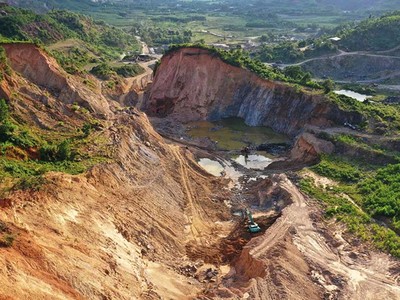 Công ty cổ phần Quang - HT khai thác khoáng sản tại mỏ đá Suối Mơ 2 khi chưa hoàn thiện hồ sơ thuê đất (Ảnh: H.Đ) 